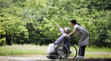 お買い物や散歩は自由